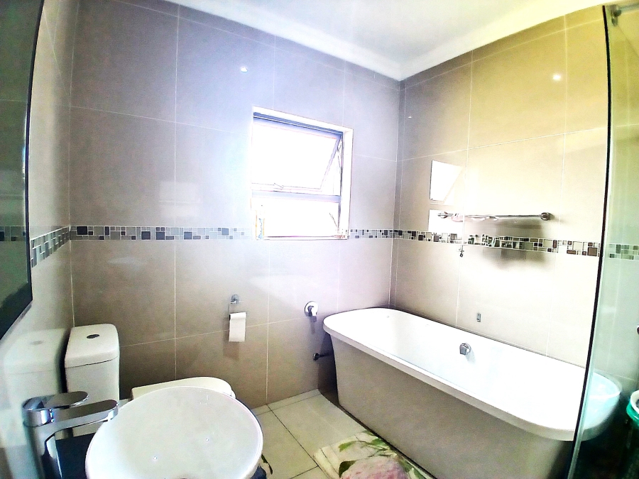 5 Bedroom Property for Sale in Blue Valley Golf Estate Gauteng
