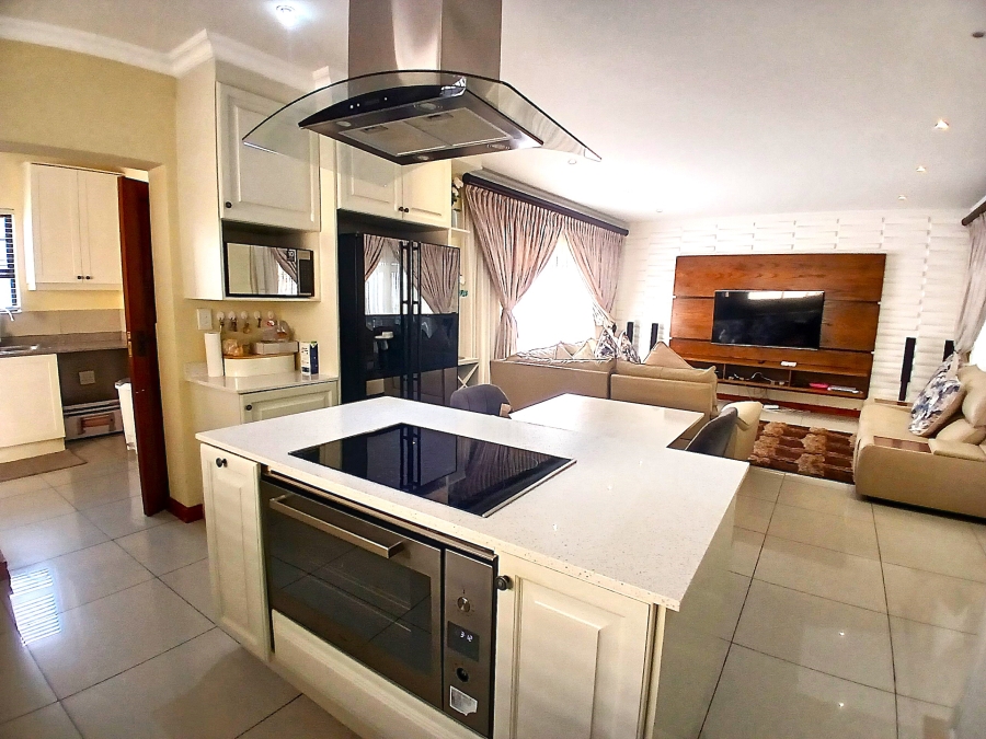 5 Bedroom Property for Sale in Blue Valley Golf Estate Gauteng