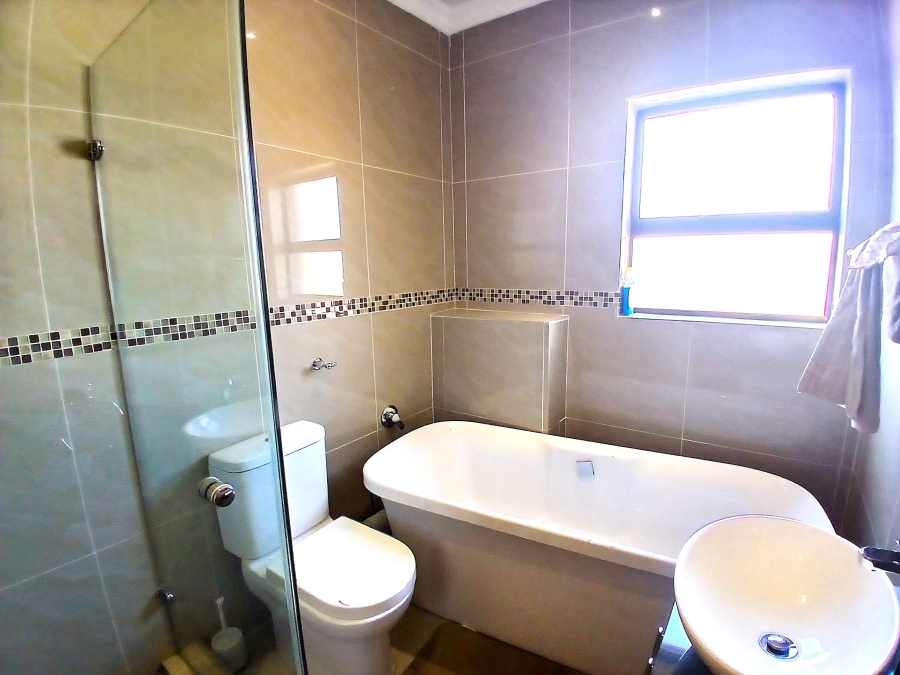 5 Bedroom Property for Sale in Blue Valley Golf Estate Gauteng