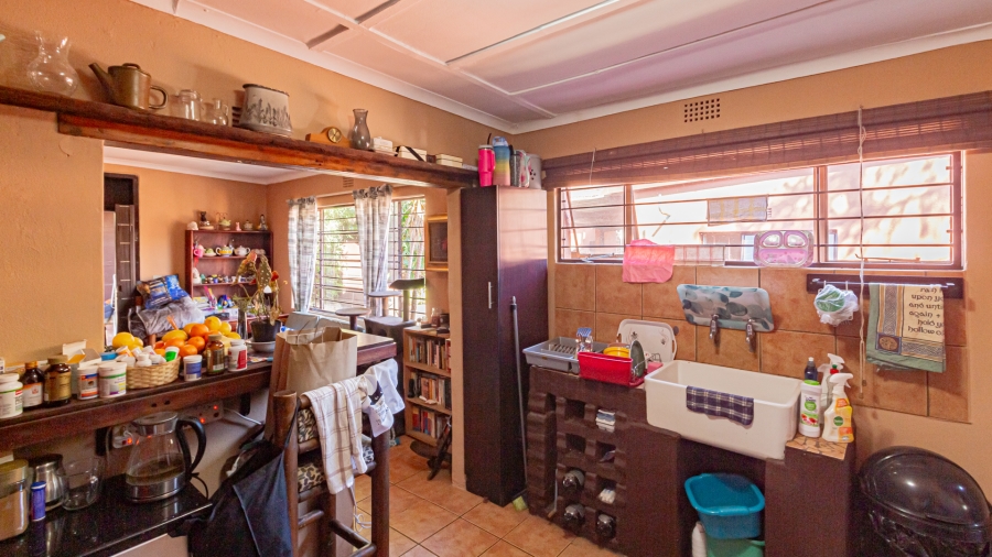 11 Bedroom Property for Sale in Fontainebleau Gauteng