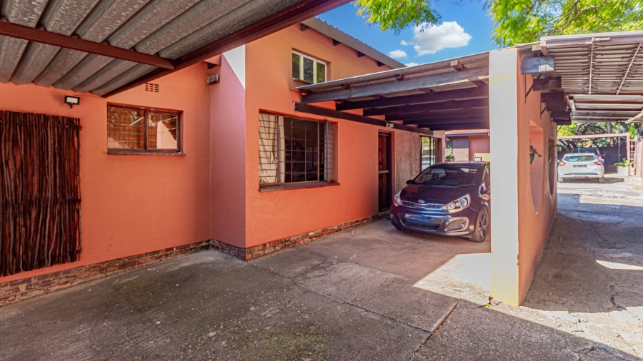 11 Bedroom Property for Sale in Fontainebleau Gauteng