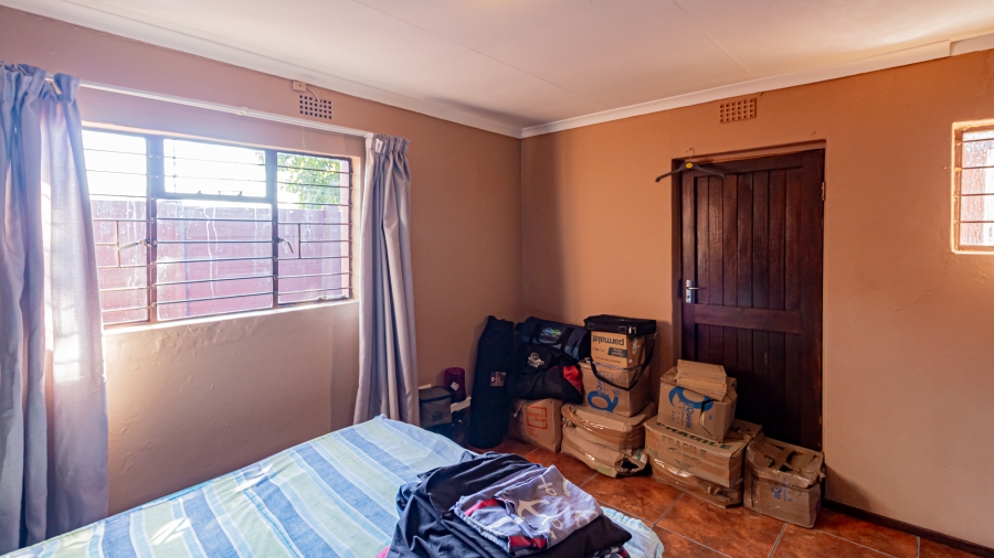 11 Bedroom Property for Sale in Fontainebleau Gauteng
