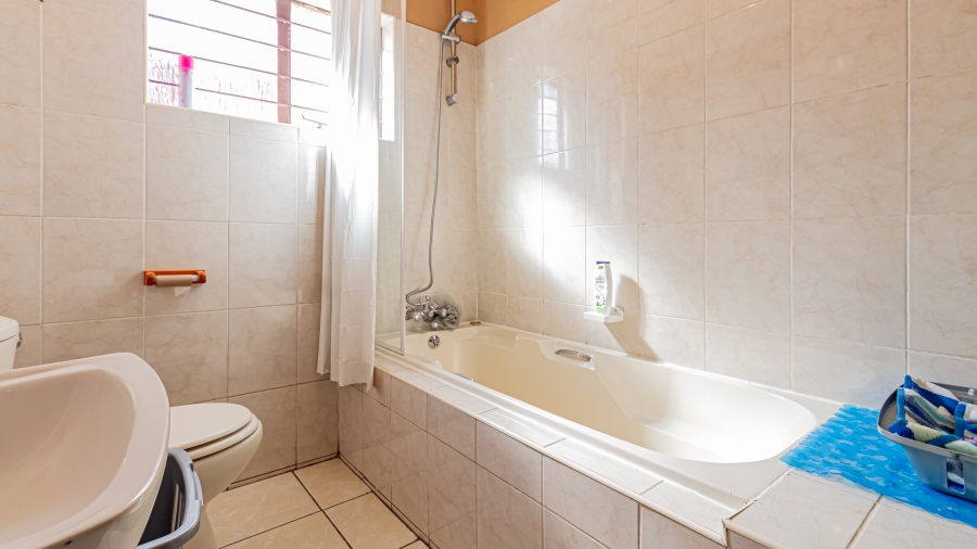 11 Bedroom Property for Sale in Fontainebleau Gauteng