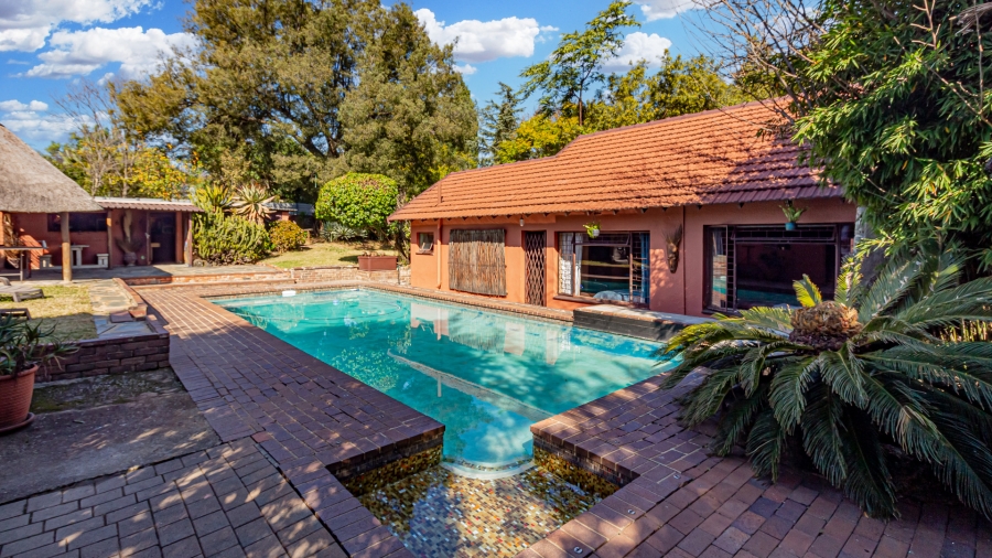 11 Bedroom Property for Sale in Fontainebleau Gauteng
