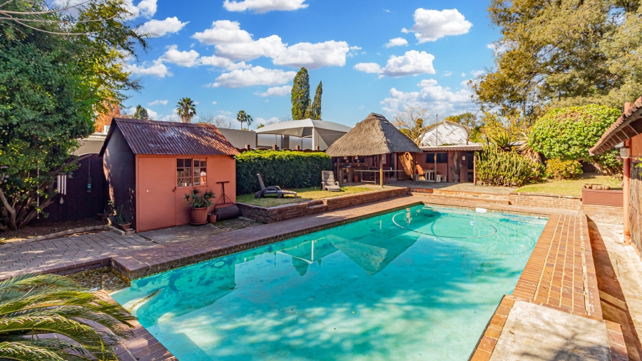 11 Bedroom Property for Sale in Fontainebleau Gauteng