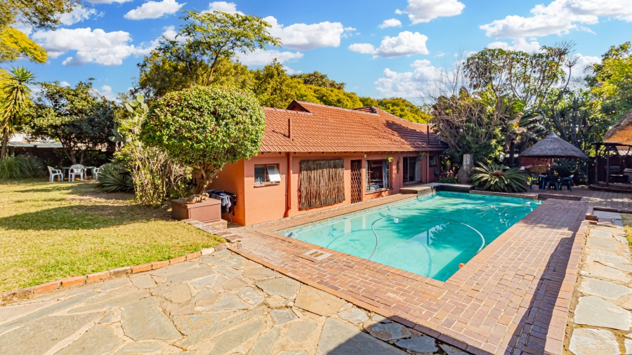 11 Bedroom Property for Sale in Fontainebleau Gauteng