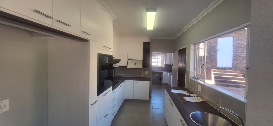 3 Bedroom Property for Sale in Roodekrans Gauteng