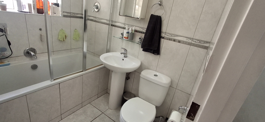 2 Bedroom Property for Sale in Sonneglans Gauteng