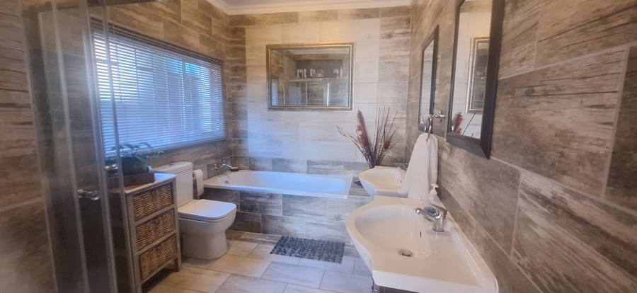4 Bedroom Property for Sale in Breaunanda Gauteng