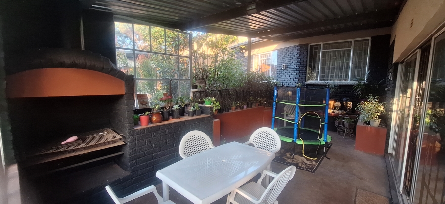 4 Bedroom Property for Sale in Breaunanda Gauteng