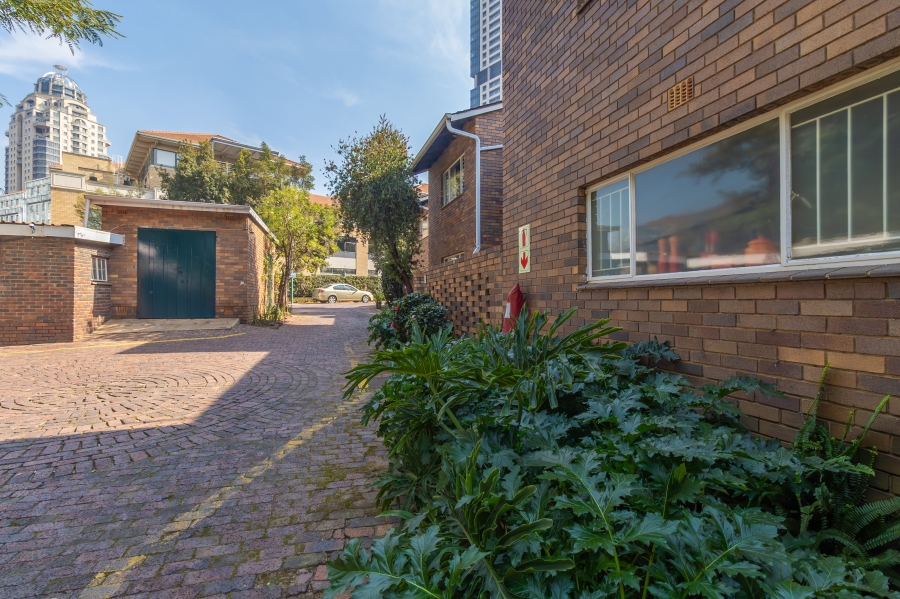 To Let 4 Bedroom Property for Rent in Sandown Gauteng