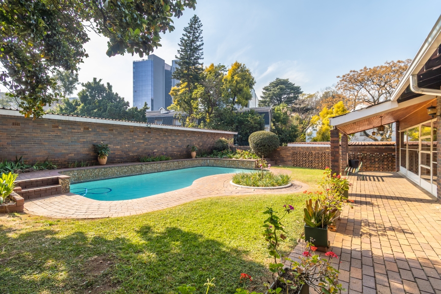 To Let 4 Bedroom Property for Rent in Sandown Gauteng