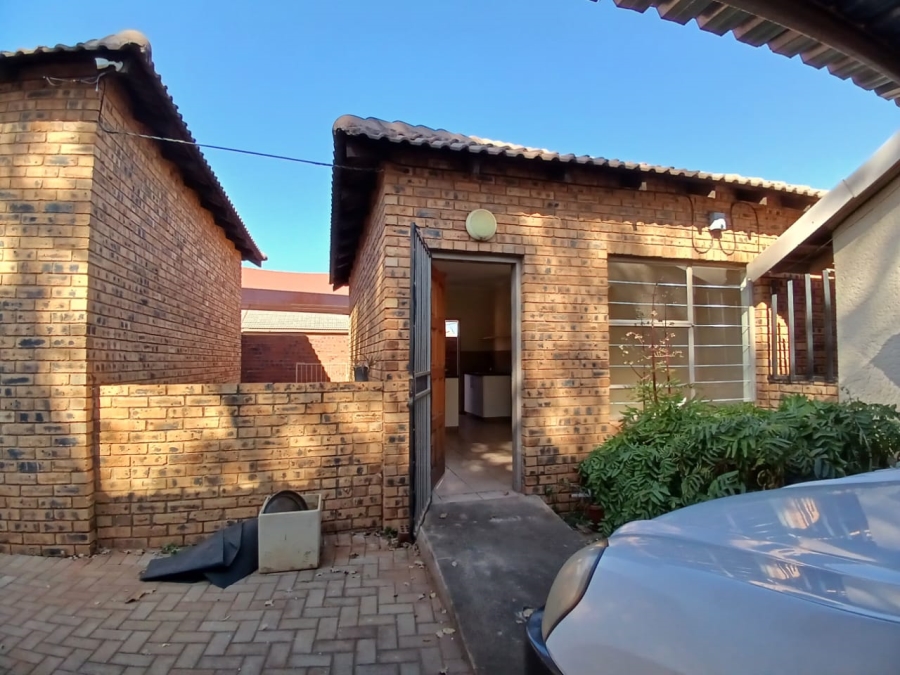 2 Bedroom Property for Sale in Greenhills Gauteng