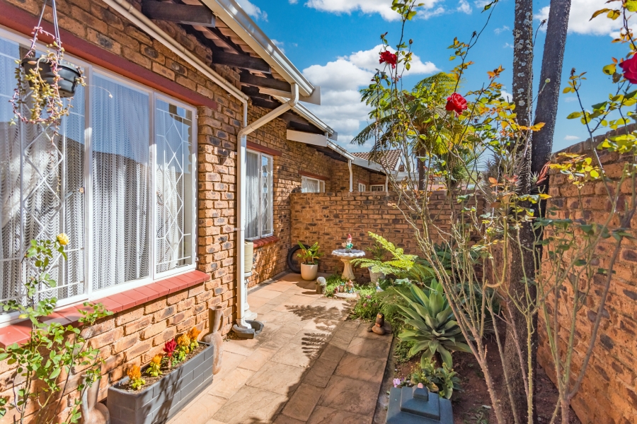 2 Bedroom Property for Sale in Roodekrans Gauteng