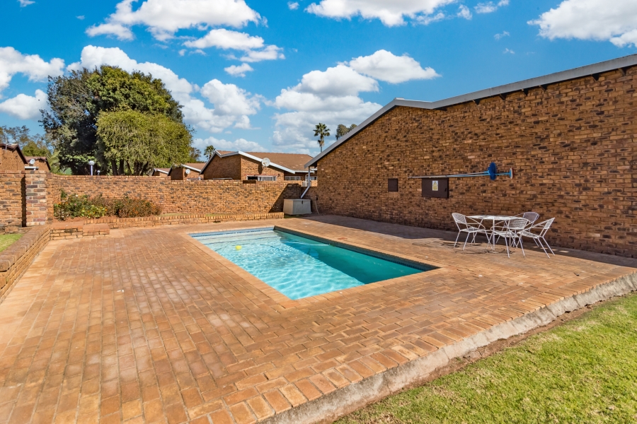 2 Bedroom Property for Sale in Roodekrans Gauteng