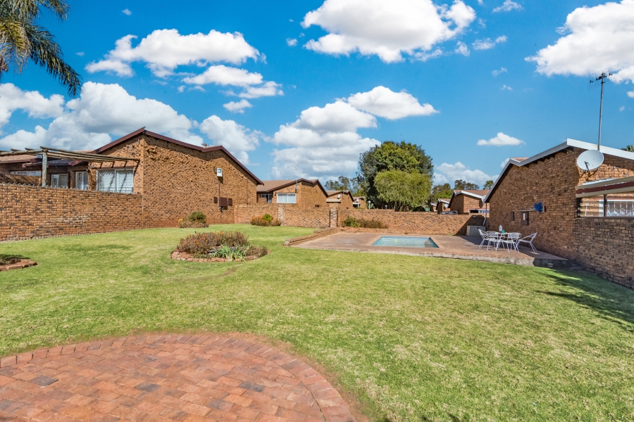 2 Bedroom Property for Sale in Roodekrans Gauteng