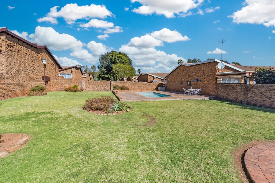 2 Bedroom Property for Sale in Roodekrans Gauteng