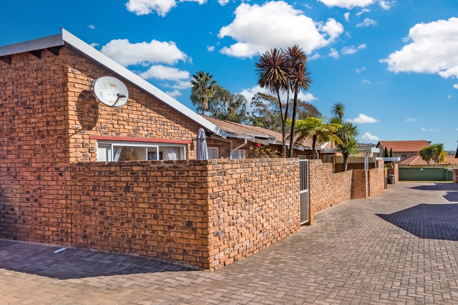 2 Bedroom Property for Sale in Roodekrans Gauteng