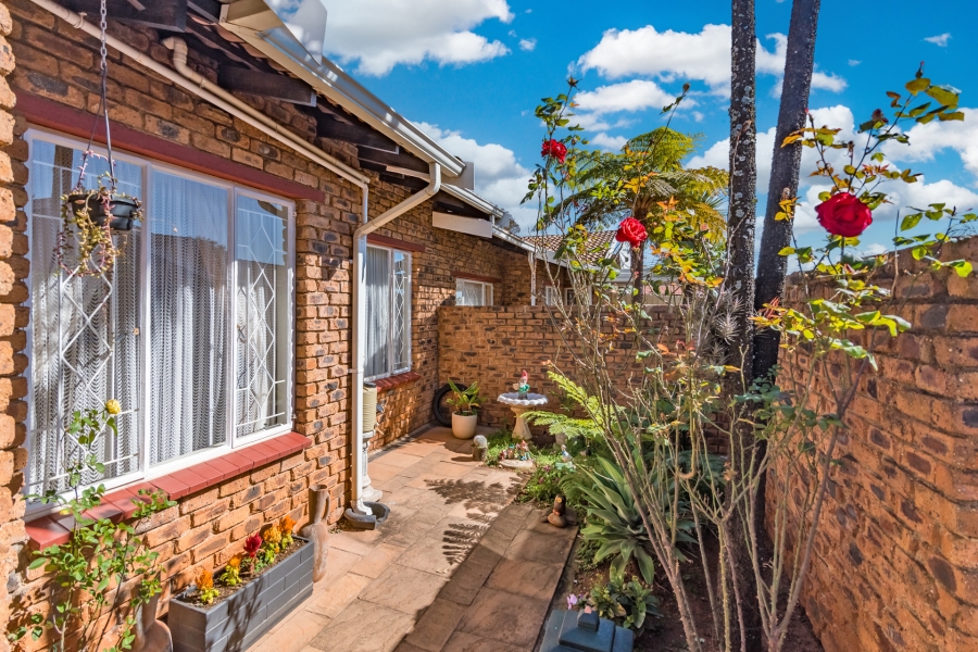 2 Bedroom Property for Sale in Roodekrans Gauteng