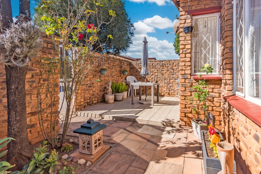 2 Bedroom Property for Sale in Roodekrans Gauteng