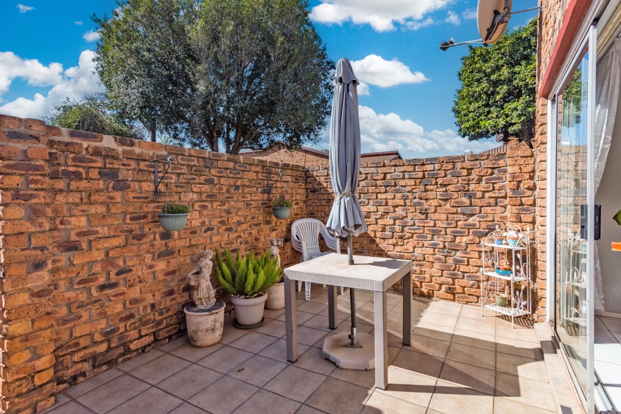 2 Bedroom Property for Sale in Roodekrans Gauteng