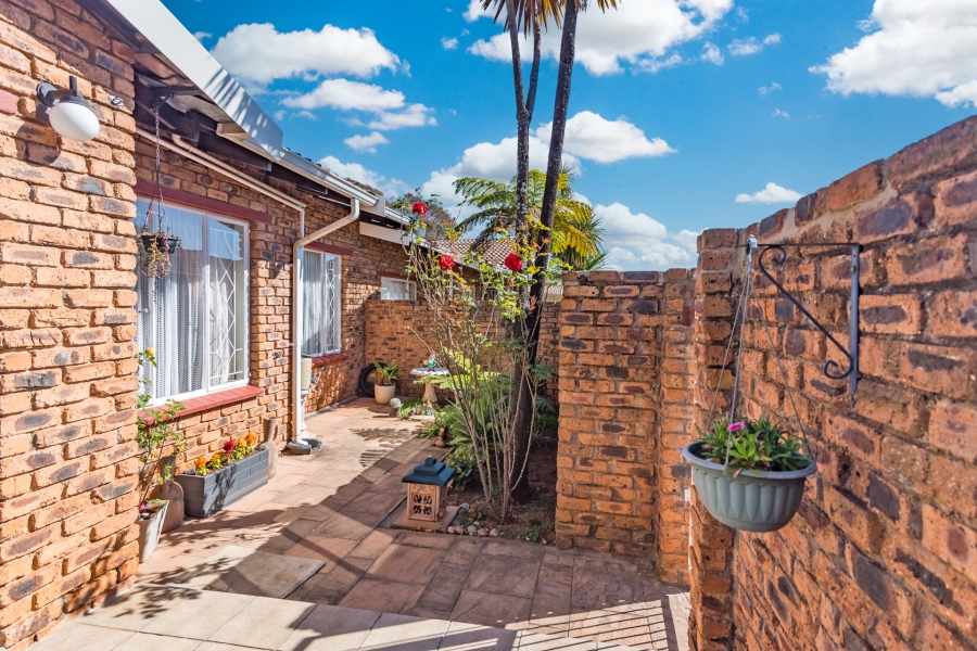 2 Bedroom Property for Sale in Roodekrans Gauteng