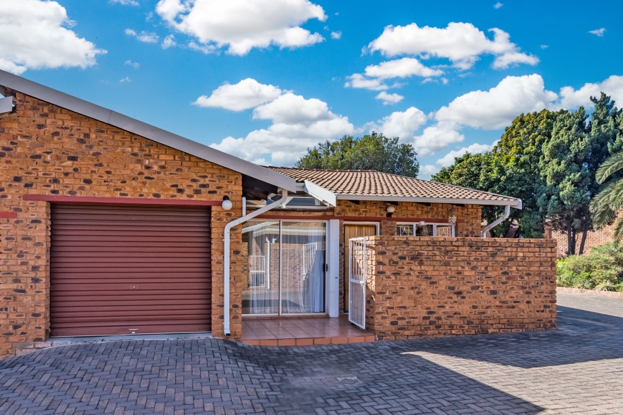 2 Bedroom Property for Sale in Roodekrans Gauteng