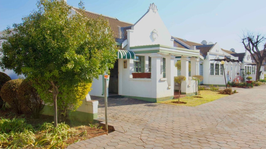 2 Bedroom Property for Sale in Die Hoewes Gauteng