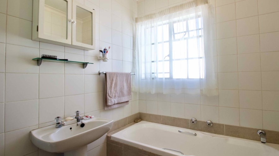 2 Bedroom Property for Sale in Die Hoewes Gauteng