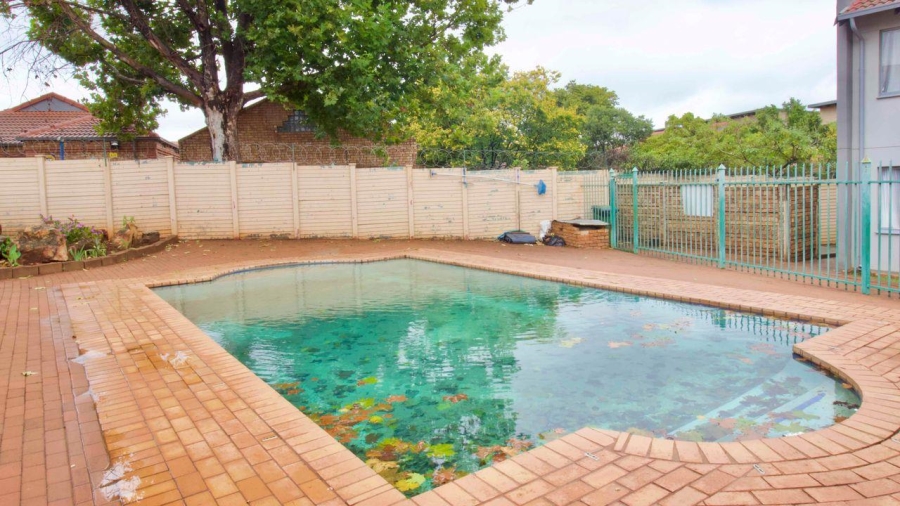 3 Bedroom Property for Sale in Die Hoewes Gauteng