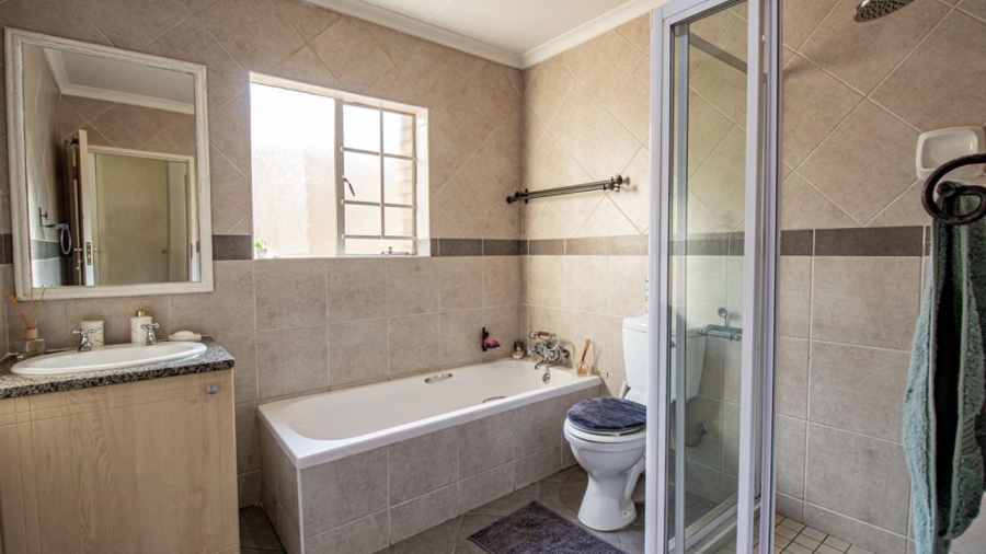 2 Bedroom Property for Sale in Monavoni Gauteng