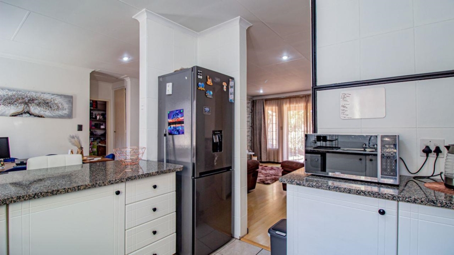 2 Bedroom Property for Sale in Monavoni Gauteng