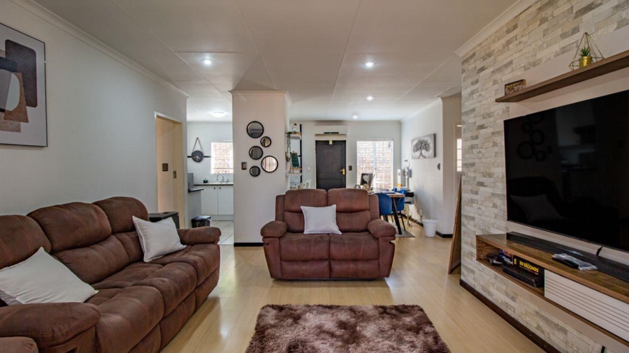 2 Bedroom Property for Sale in Monavoni Gauteng