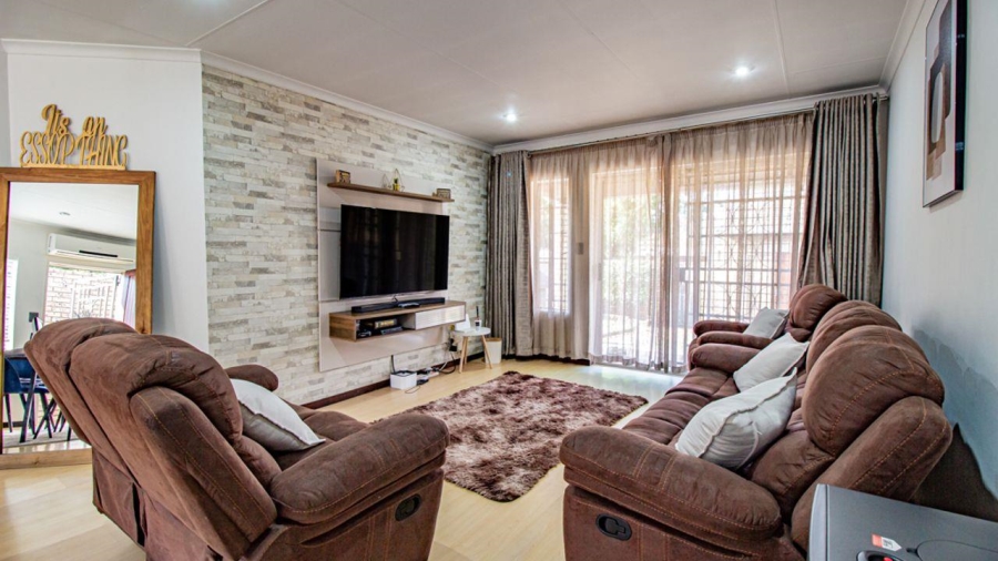 2 Bedroom Property for Sale in Monavoni Gauteng