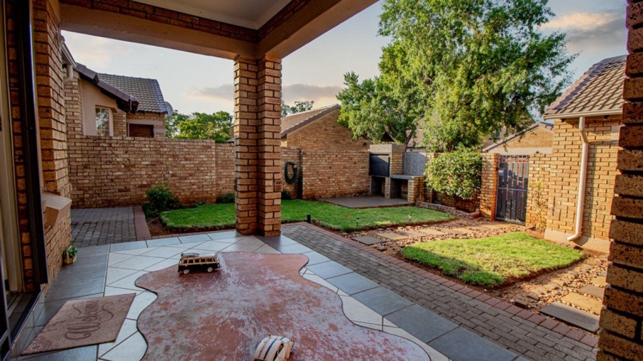 2 Bedroom Property for Sale in Monavoni Gauteng