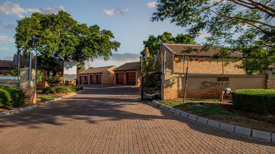 2 Bedroom Property for Sale in Monavoni Gauteng
