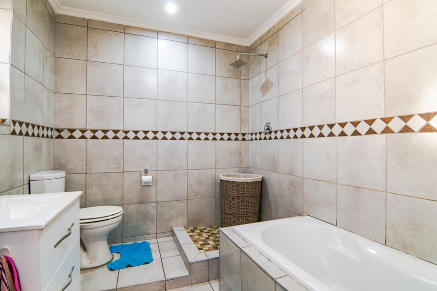 To Let 5 Bedroom Property for Rent in Noordwyk Gauteng