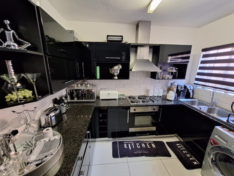 2 Bedroom Property for Sale in Die Hoewes Gauteng