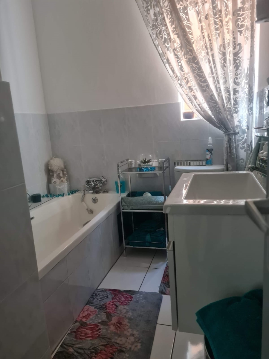 2 Bedroom Property for Sale in Die Hoewes Gauteng