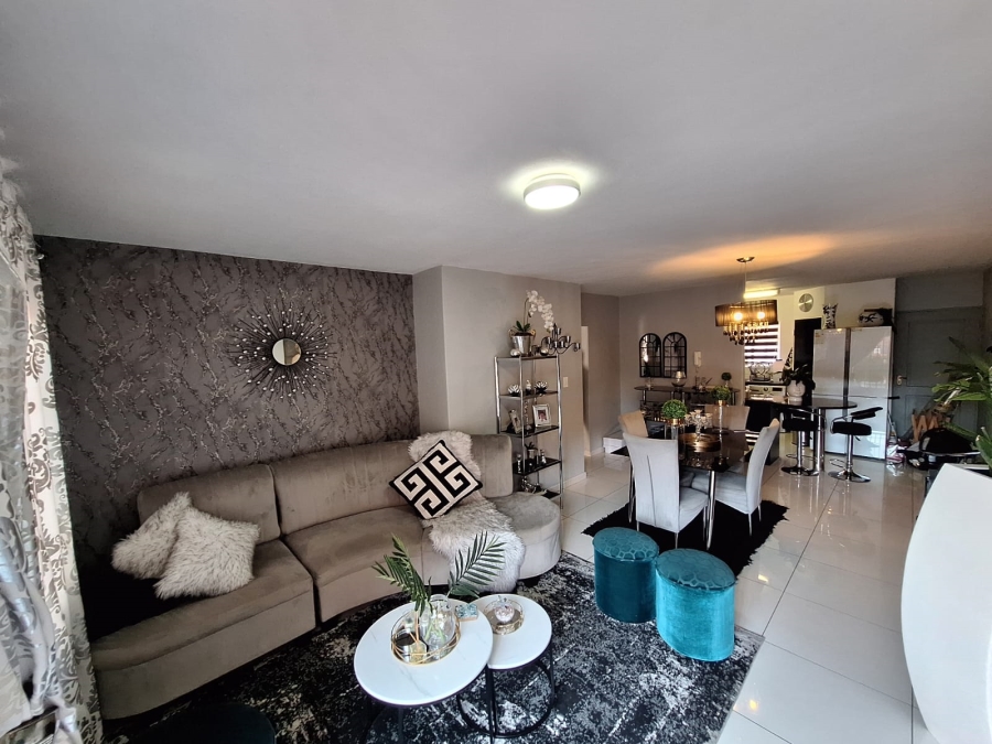2 Bedroom Property for Sale in Die Hoewes Gauteng
