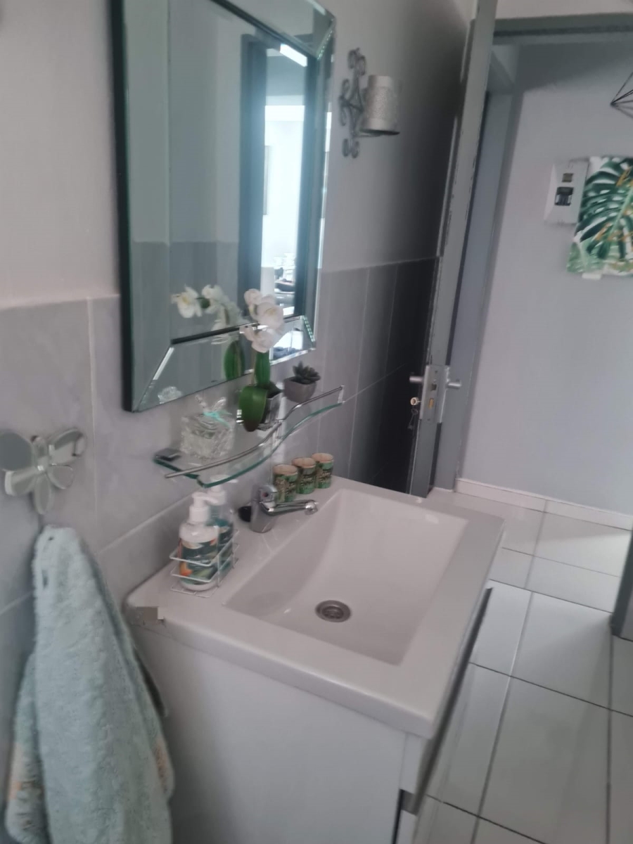 2 Bedroom Property for Sale in Die Hoewes Gauteng