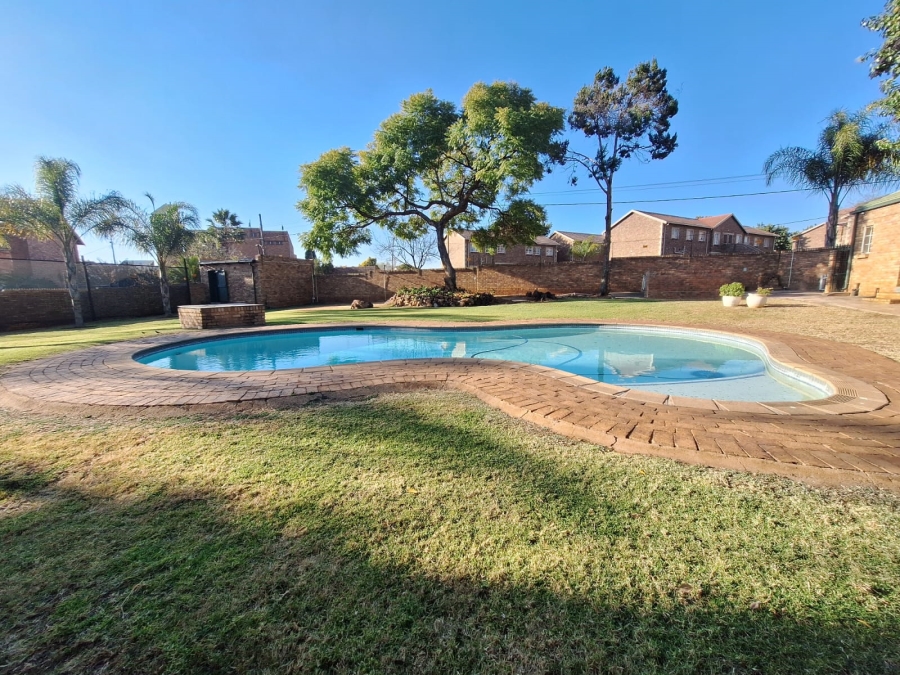2 Bedroom Property for Sale in Die Hoewes Gauteng