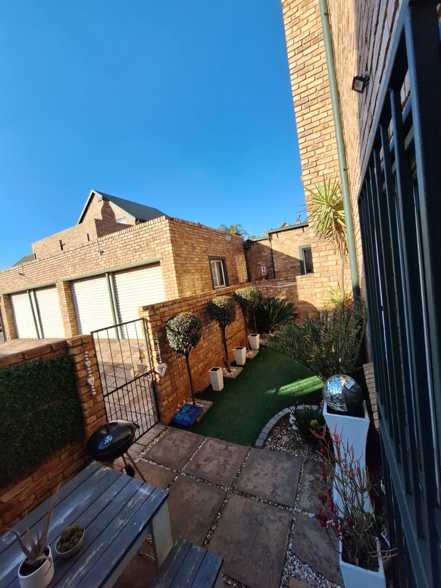 2 Bedroom Property for Sale in Die Hoewes Gauteng