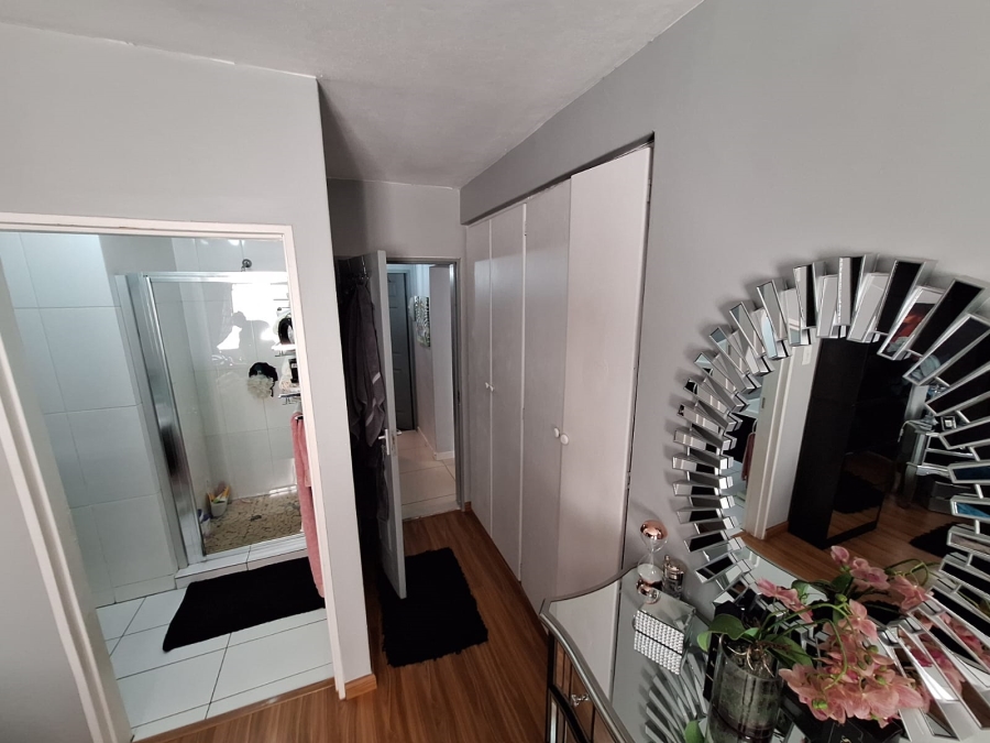2 Bedroom Property for Sale in Die Hoewes Gauteng