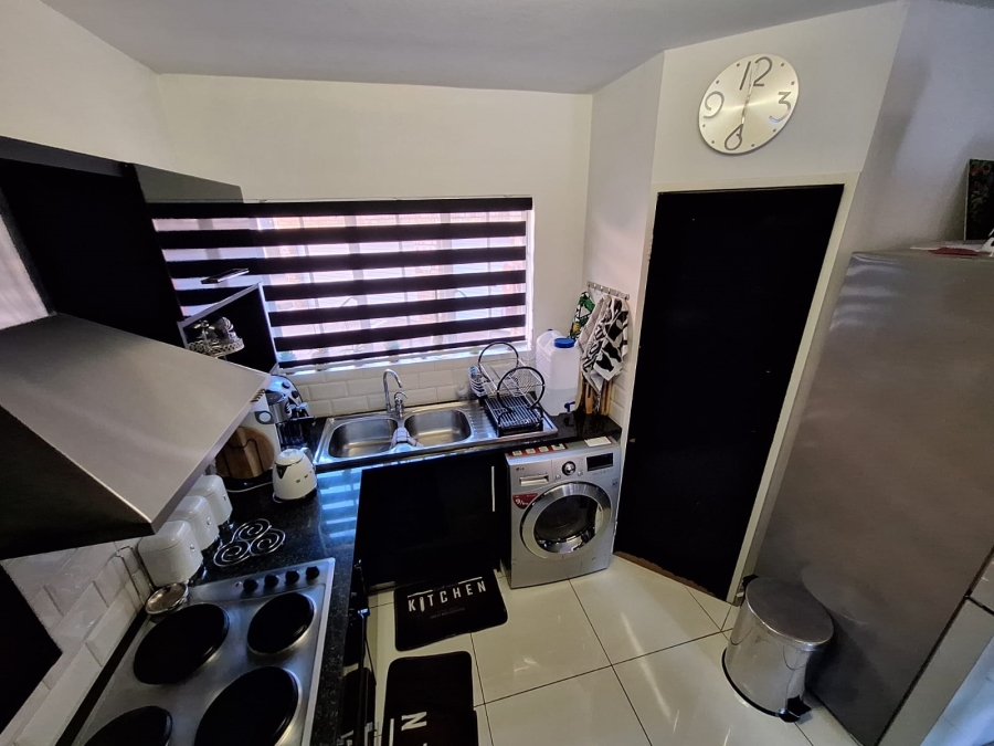 2 Bedroom Property for Sale in Die Hoewes Gauteng