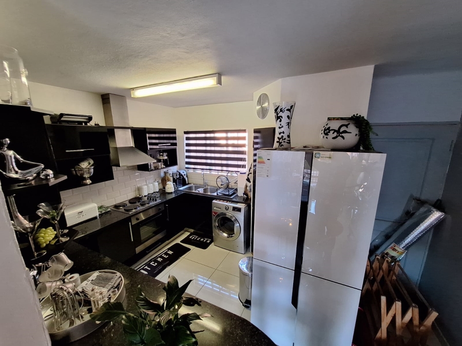 2 Bedroom Property for Sale in Die Hoewes Gauteng