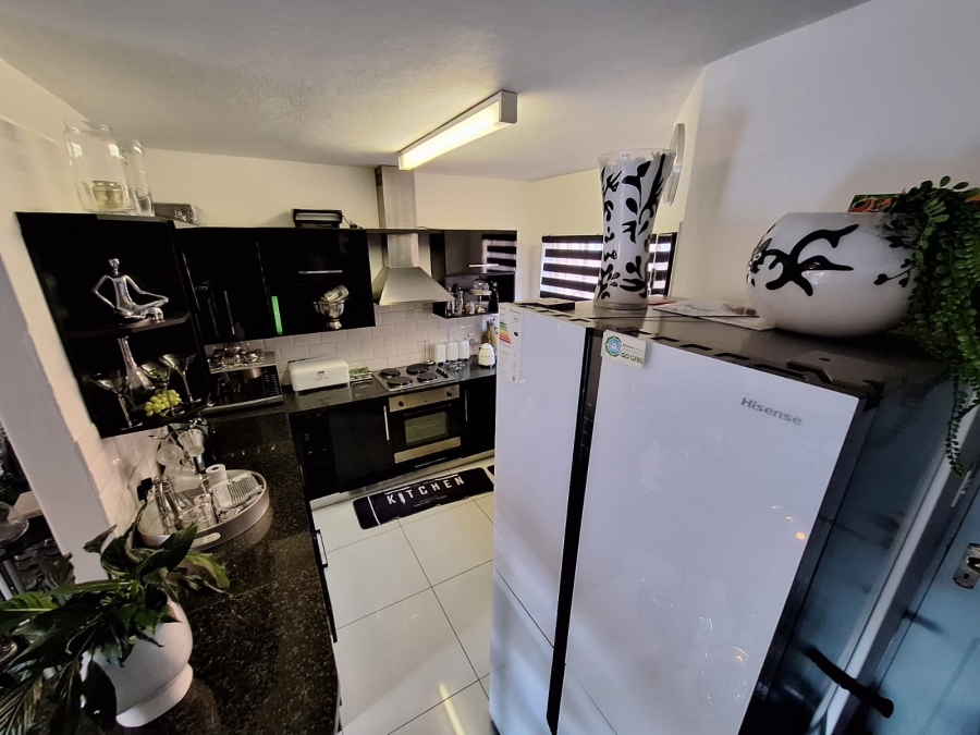 2 Bedroom Property for Sale in Die Hoewes Gauteng