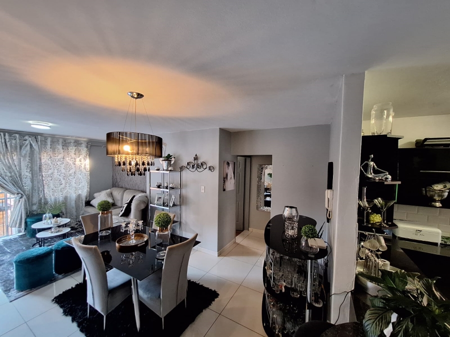 2 Bedroom Property for Sale in Die Hoewes Gauteng