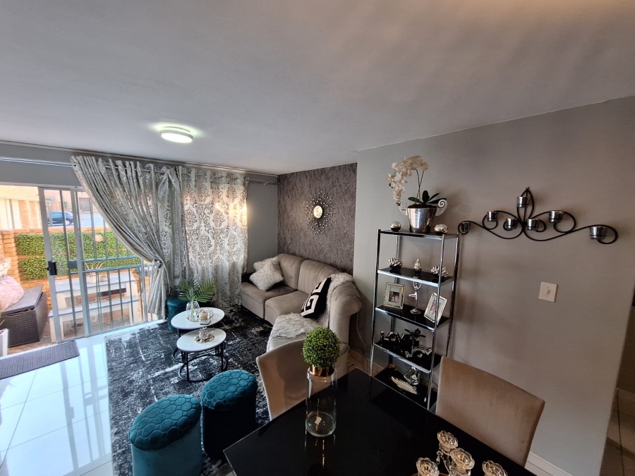 2 Bedroom Property for Sale in Die Hoewes Gauteng