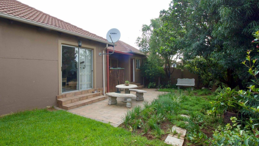 2 Bedroom Property for Sale in Kosmosdal Gauteng